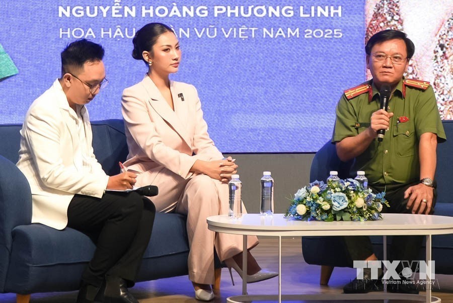Trước những nguy cơ tiềm ẩn trên không gian mạng như “bắt cóc online”, “lừa đảo tình cảm”, “giả danh người thân”, Công an thành phố Cần Thơ phối hợp với Trường Đại học FPT tổ chức chương trình Workshop và Ngày hội An toàn trực tuyến nhằm trang bị kiến thức, kỹ năng giúp sinh viên tự bảo vệ bản thân. (Ảnh: TTXVN phát)